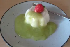 Waldmeister Panna Cotta mit grüner Soße