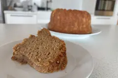Saftiger Apfelgugelhupf mit Ahornsirup