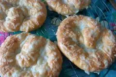 Käsebrezeln mit Quarkteig