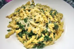 Frischer Blattspinat mit Mozzarella und Nudeln