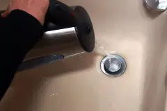 Verstopften Abfluss nur mit Sp&uuml;lmittel und Wasser reinigen