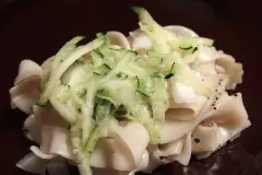 Nudelsalat mit gr&uuml;ner Gurke