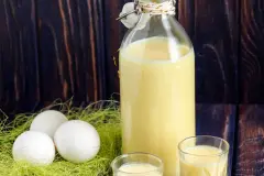 Eierlik&ouml;r mit Milch