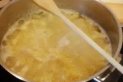 Nie wieder &uuml;berkochendes Kartoffelwasser: Kochl&ouml;ffel auf den Topf