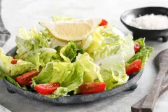 Gr&uuml;ner Salat mit Frischk&auml;se