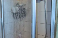 Glas-Duschkabine sauber mit Klarsp&uuml;ler