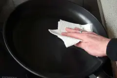 Altes Fett aus der Pfanne mit K&uuml;chenpapier aufwischen & entsorgen