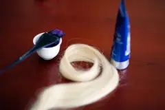 Blondierte Haare mit Gelbstich wieder blond