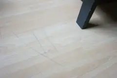 Schuh-Streifen auf Linoleum- & Steinb&ouml;den mit Margarine entfernen