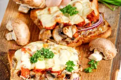 Herrentoast - &uuml;berbackener Toast mit Putenschnitzel