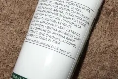 Rostflecken auf Fliesen mit Zahnpasta entfernen