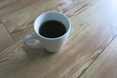 Schwarzer Tee pflegt Parkett