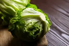 Strunk von Eisbergsalat ganz einfach entfernen