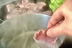 Fleisch richtig saftig braten: Zuerst in kochendes Wasser