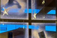 Schneebilder am Fenster mit Frischhaltefolie anbringen