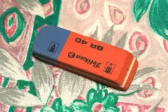 Verschmierten Kaugummi aus Stoffen mit Radiergummi entfernen