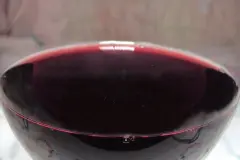 Rotweinflecken von Tapete oder Wand entfernen