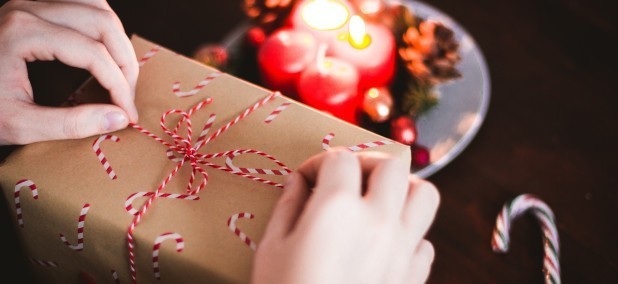 Geschenke verpacken: Wir zeigen dir, wie du deine Weihnachtsgeschenke liebevoll verpacken kannst.